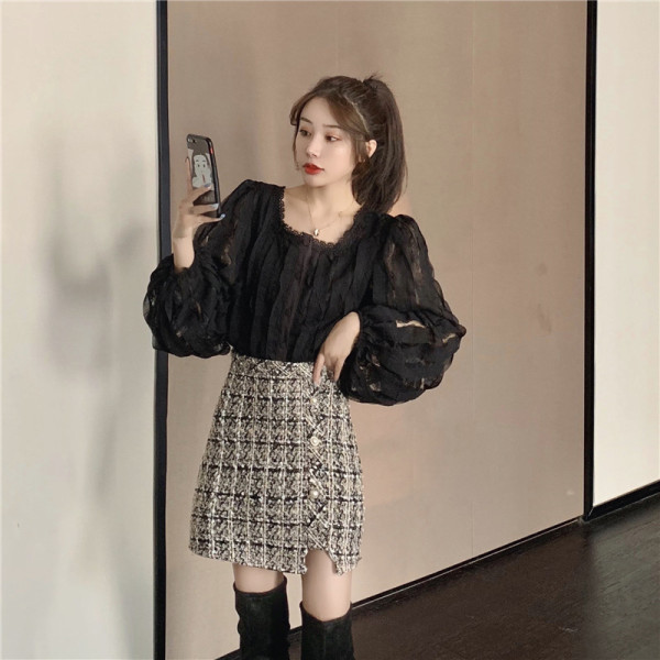 Női blúz négyzet alakú nyakkivágással és széles ujjú fehér és fekete színben