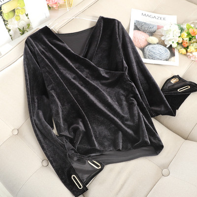 Alkalmi női blúz bársonyból és V-nyakú