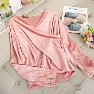 Alkalmi női blúz bársonyból és V-nyakú