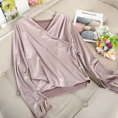 Alkalmi női blúz bársonyból és V-nyakú