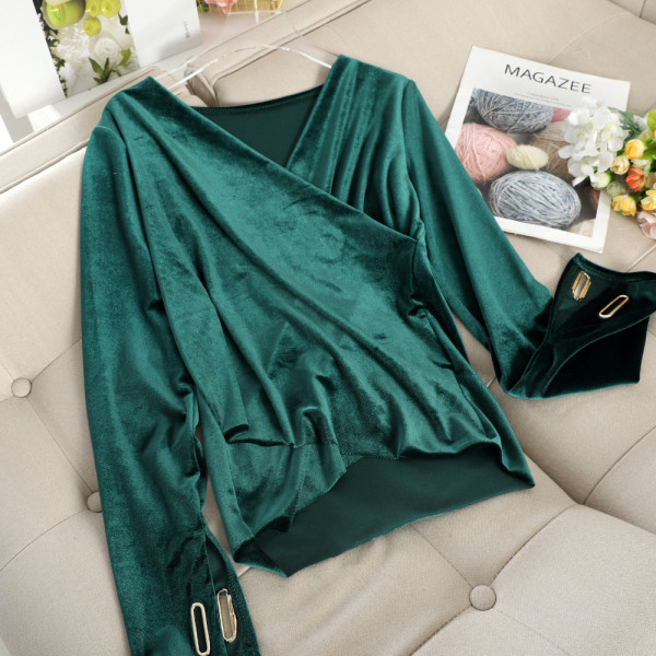 Alkalmi női blúz bársonyból és V-nyakú