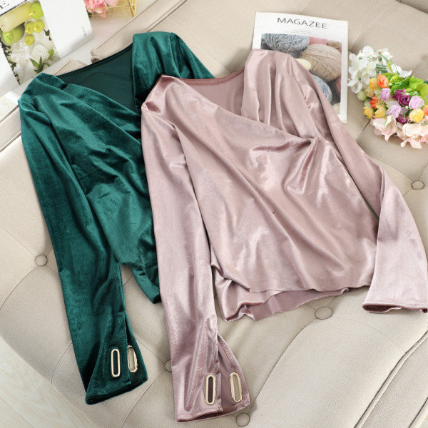 Alkalmi női blúz bársonyból és V-nyakú