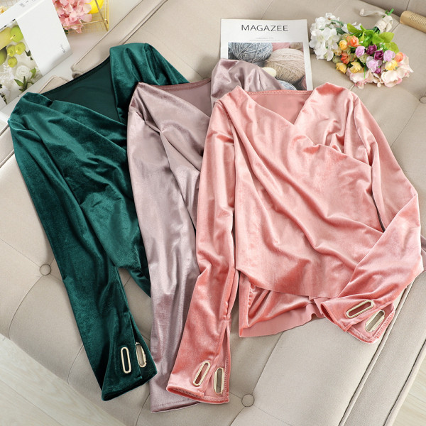 Alkalmi női blúz bársonyból és V-nyakú