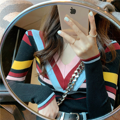 Vékony kötésből készült spitz nyakkivágású női testhezálló blúz