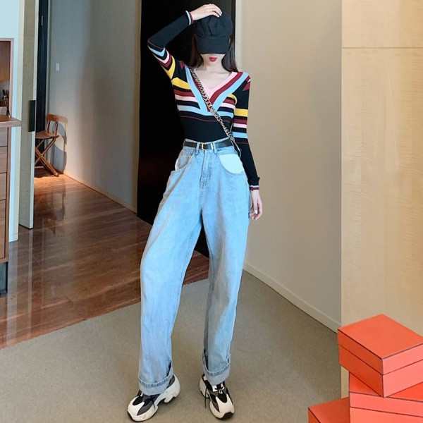 Vékony kötésből készült spitz nyakkivágású női testhezálló blúz