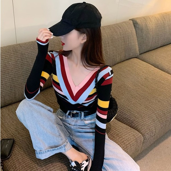 Vékony kötésből készült spitz nyakkivágású női testhezálló blúz