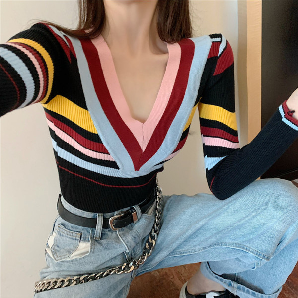 Vékony kötésből készült spitz nyakkivágású női testhezálló blúz