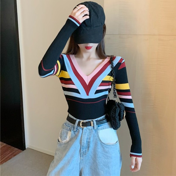 Vékony kötésből készült spitz nyakkivágású női testhezálló blúz