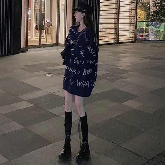 Hosszú és széles pulóver két színben feliratokkal