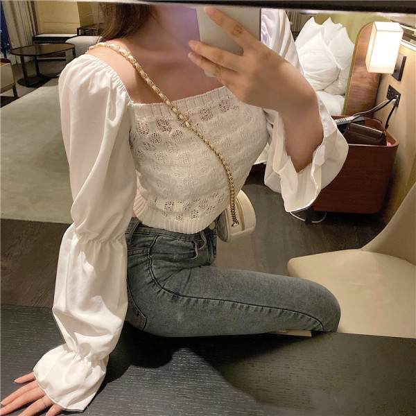 Rövid, testhezálló blúz négyzet alakú nyakkivágással és hosszú ujjakkal