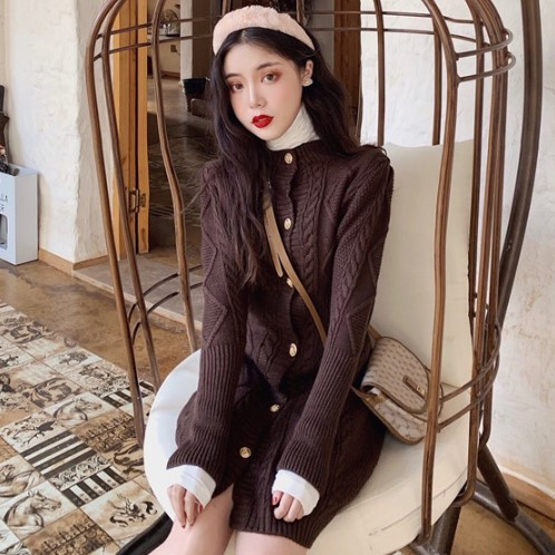 Női testhezálló kötött ruha barna és kék gombokkal