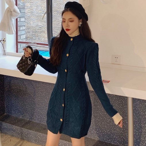 Női testhezálló kötött ruha barna és kék gombokkal