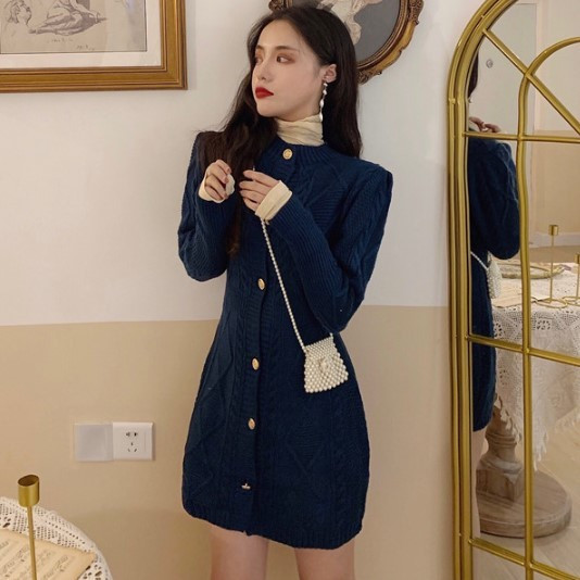 Női testhezálló kötött ruha barna és kék gombokkal