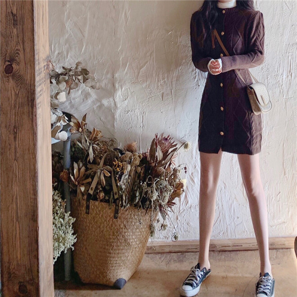 Női testhezálló kötött ruha barna és kék gombokkal