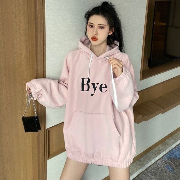 Hosszú és széles pulóver kapucnival és felirattal