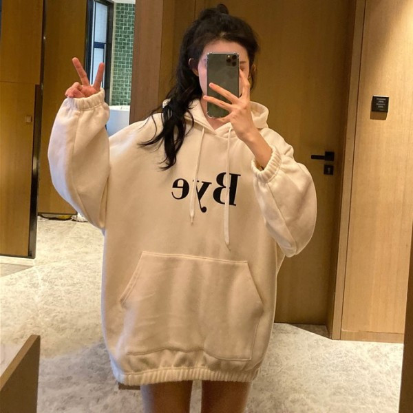 Hosszú és széles pulóver kapucnival és felirattal