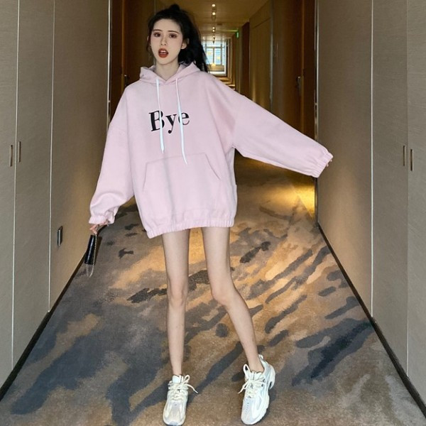 Hosszú és széles pulóver kapucnival és felirattal