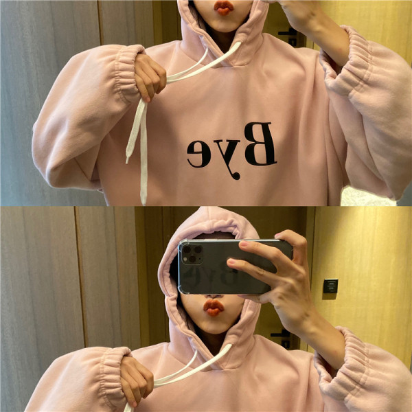 Hosszú és széles pulóver kapucnival és felirattal