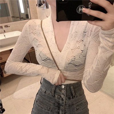 Női testhezálló csipkeblúz spitz nyakkivágással, fehér és fekete színben