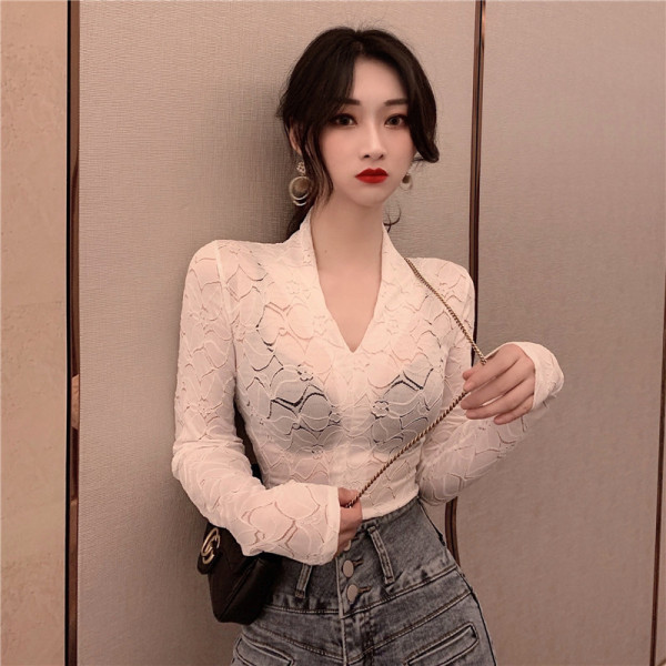 Női testhezálló csipkeblúz spitz nyakkivágással, fehér és fekete színben