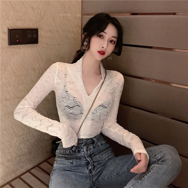 Női testhezálló csipkeblúz spitz nyakkivágással, fehér és fekete színben