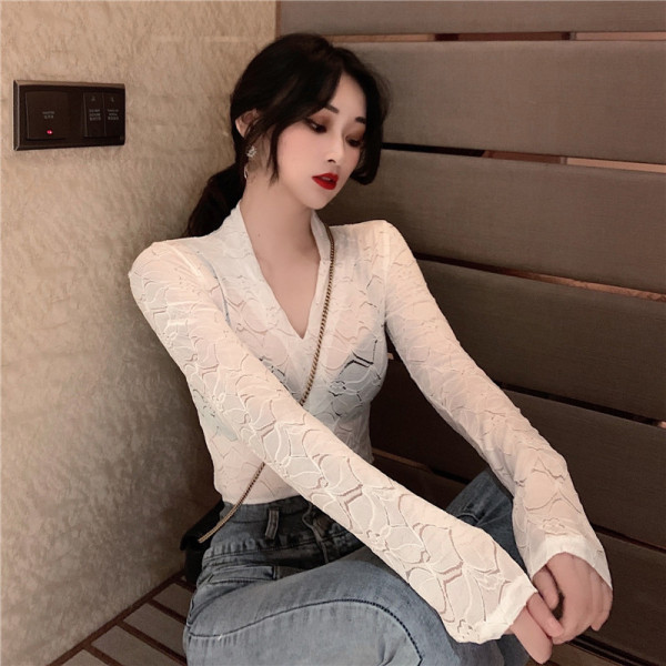 Női testhezálló csipkeblúz spitz nyakkivágással, fehér és fekete színben