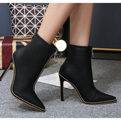 Μοντέρνες γυναικείες μπότες κλασικό μοντέλο με φερμουάρ και πέτρες σε μαύρο χρώμα