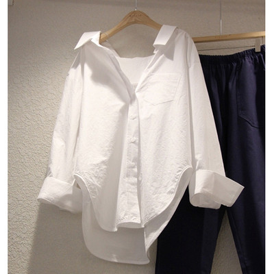 Модерна дамска риза с шпиц деколте широк модел в бял цвят