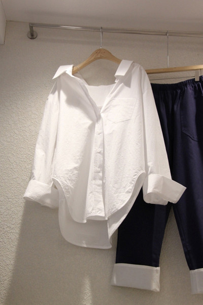 Modern női ing spitz nyakkivágással, széles modell fehér színben