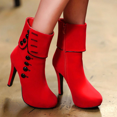 Κομψές γυναικείες μπότες με κουμπιά και φερμουάρ σε μαύρο και κόκκινο χρώμα