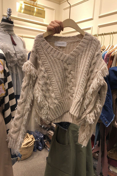 Γυναικείο πουλόβερ με κρόσσια και λαιμόκοψη σε μπεζ χρώμα