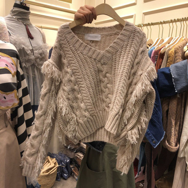 Γυναικείο πουλόβερ με κρόσσια και λαιμόκοψη σε μπεζ χρώμα