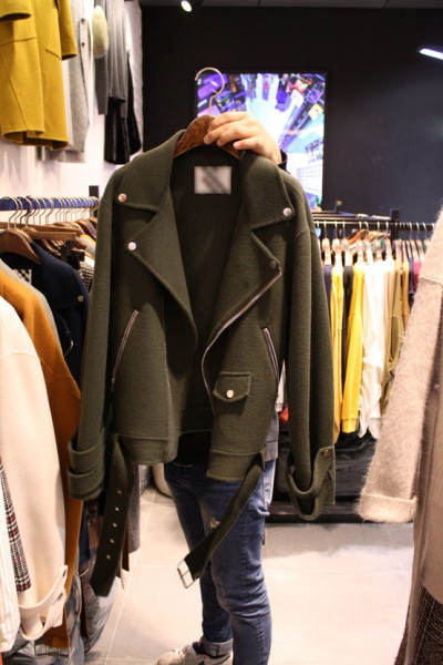 Modern női kabát cipzárral és spitz nyakkivágással több színben