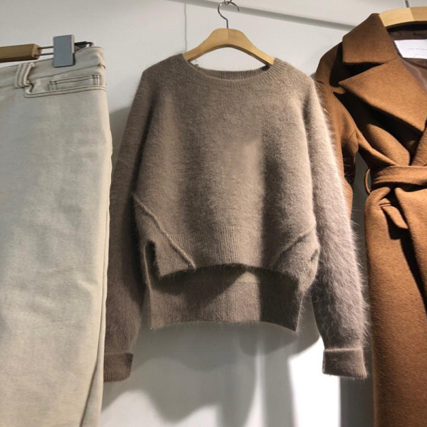 Stílusos női pulóver aszimmetrikus modell bézs színben