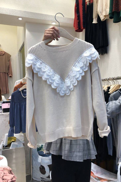 Modern női pulóver csipkével és kerek nyakkivágással