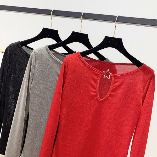 Piros, fekete és szürke fém elemes női blúz