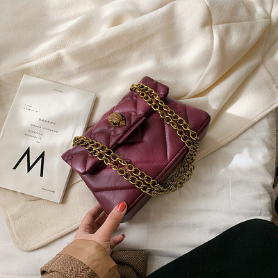 Stílusos kézitáska lánccal és fém elemmel