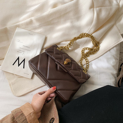 Stílusos kézitáska lánccal és fém elemmel