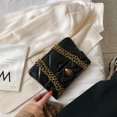 Stílusos kézitáska lánccal és fém elemmel