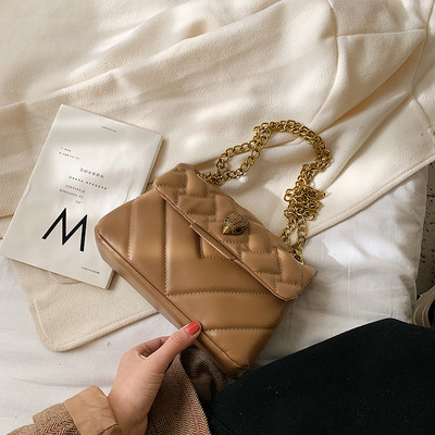 Stílusos kézitáska lánccal és fém elemmel