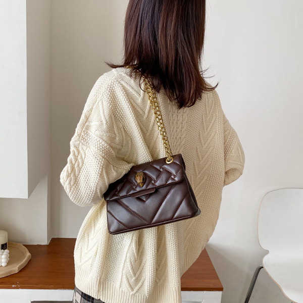 Stílusos kézitáska lánccal és fém elemmel