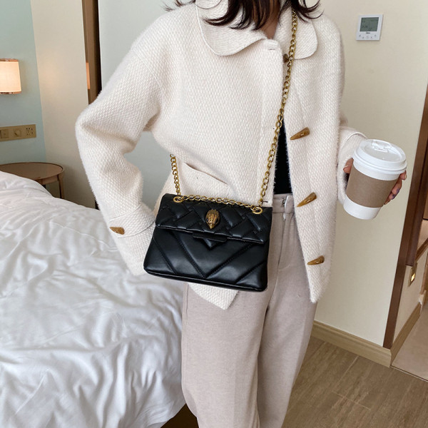 Stílusos kézitáska lánccal és fém elemmel