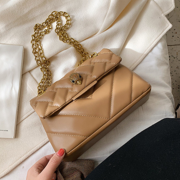 Stílusos kézitáska lánccal és fém elemmel