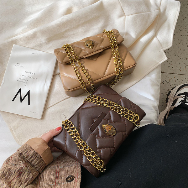 Stílusos kézitáska lánccal és fém elemmel