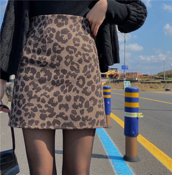 Modern rövid szoknya magas derékkal és leopárd mintával