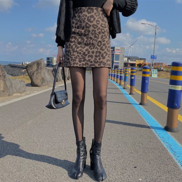 Modern rövid szoknya magas derékkal és leopárd mintával