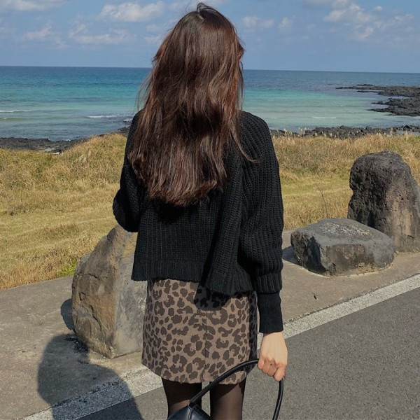 Modern rövid szoknya magas derékkal és leopárd mintával