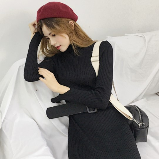 Női hosszú testhez kötött kötött ruha övvel és pólógallérral