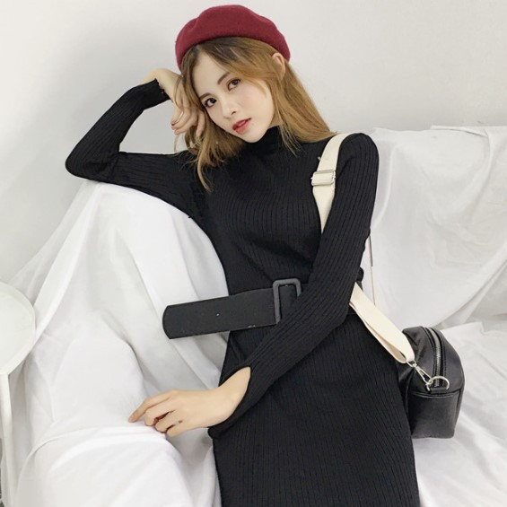 Női hosszú testhez kötött kötött ruha övvel és pólógallérral