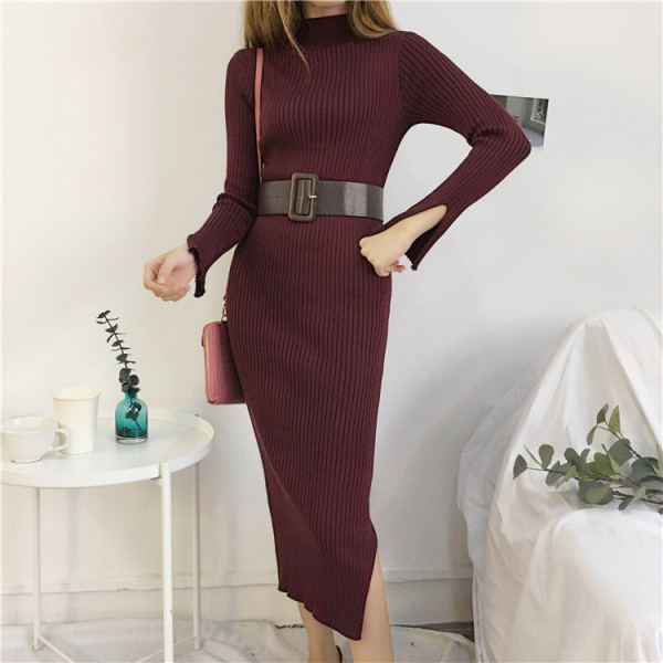 Női hosszú testhez kötött kötött ruha övvel és pólógallérral